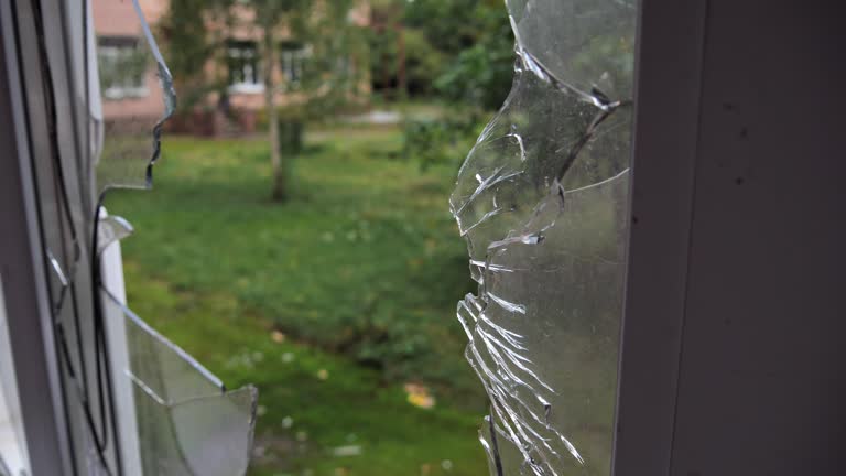Le rompieron misteriosamente una ventana, pero no se robaron nada: la policía de Funes investiga el caso